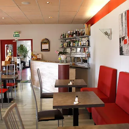 Logis - Et Restaurant Le Relais Des Garrigues Hotell