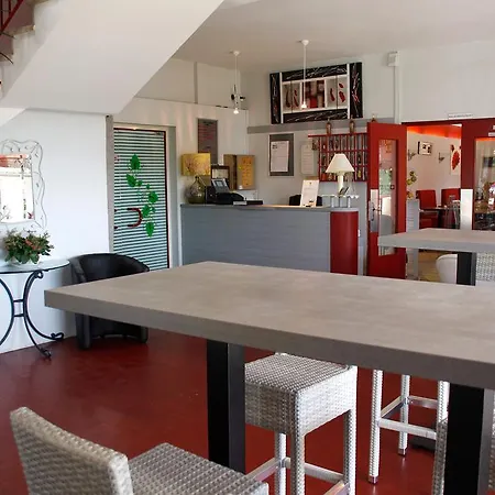 Logis - Et Restaurant Le Relais Des Garrigues Hotell 2*