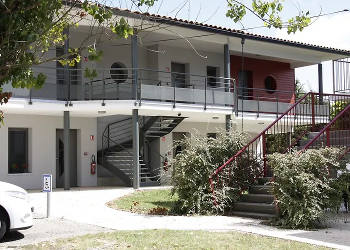 Hotel Logis - Et Restaurant Le Relais Des Garrigues