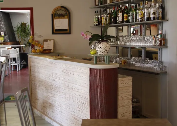 Hotel Logis - Et Restaurant Le Relais Des Garrigues