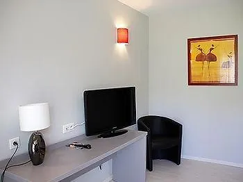 Logis - Et Restaurant Le Relais Des Garrigues Hotel 2*