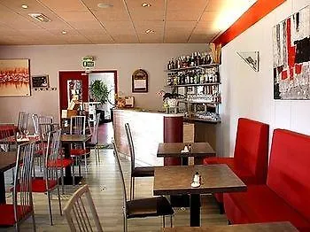 Hotel Logis - Et Restaurant Le Relais Des Garrigues 2*