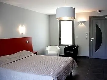 Logis - Et Restaurant Le Relais Des Garrigues 2*